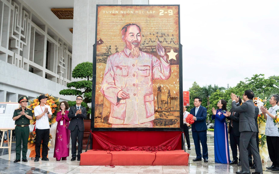 Tác phẩm đặc biệt về Chủ tịch Hồ Chí Minh.