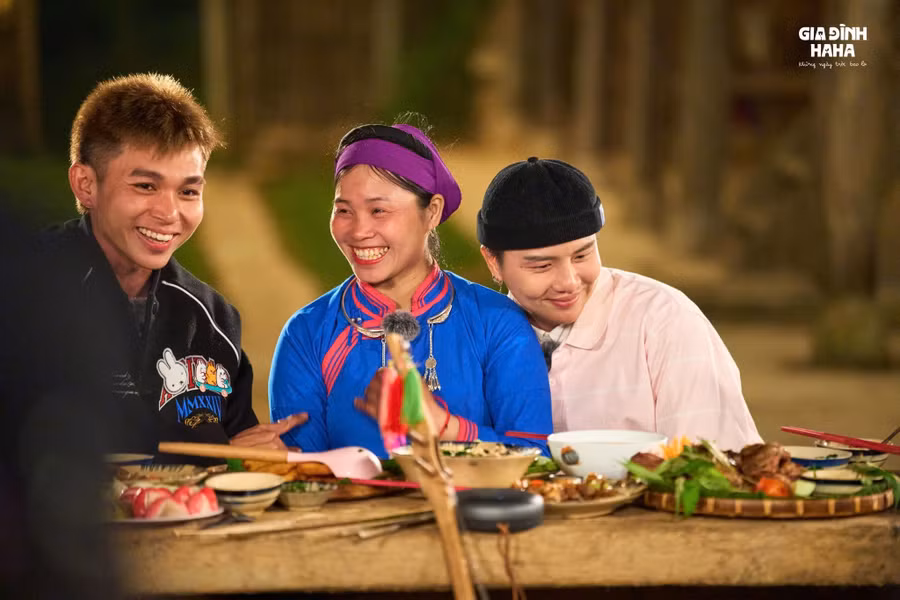 Các nghệ sĩ trong chương trình 'Gia đình Haha' trải nghiệm cuộc sống như người nông dân thực thụ tại địa phương. Ảnh: NVCC.