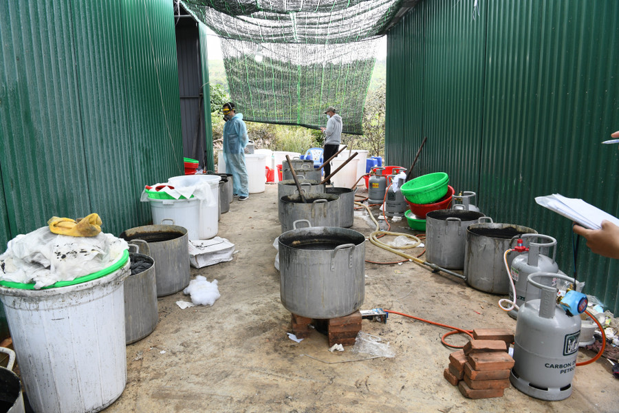 Hiện trường khu sản xuất trái phép ma túy tổng hợp quy mô rất lớn do người nước ngoài cầm đầu tại Khánh Hòa. tan-cong-tu-goc-toi-pham-ma-tuy-3.jpg
