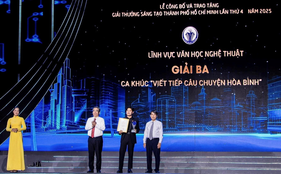Nhạc sĩ Nguyễn Văn Chung nhận giải thưởng sáng tạo với ca khúc 'Viết tiếp câu chuyện hòa bình'. nhac-si-van-chung-nghe-thuat-de-cao-cai-dep-va-gia-tri-nhan-van-3.jpg