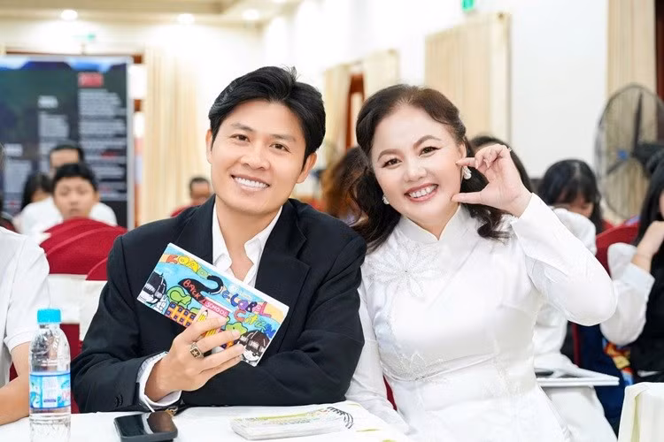 Nhạc sĩ Nguyễn Văn Chung và bà Trương Ngọc Minh Đăng, người sáng lập dự án 'Cùng con đi khắp thế gian'. 