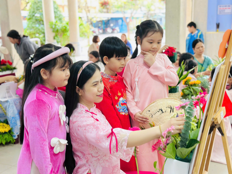 레 티 푸옹 짜우 선생님이 후에 안꾸우 초등학교 꽃꽂이 대회에서 학생들을 지도하고 있습니다. 사진: NVCC tang-co-hoi-thu-hut-nguoi-tai-2.jpg