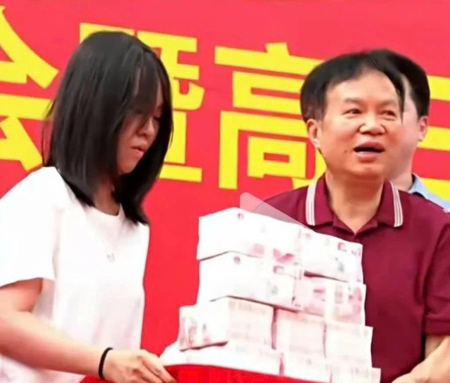 Nữ sinh được trường 'thưởng nóng' sau khi trúng tuyển Thanh Hoa.