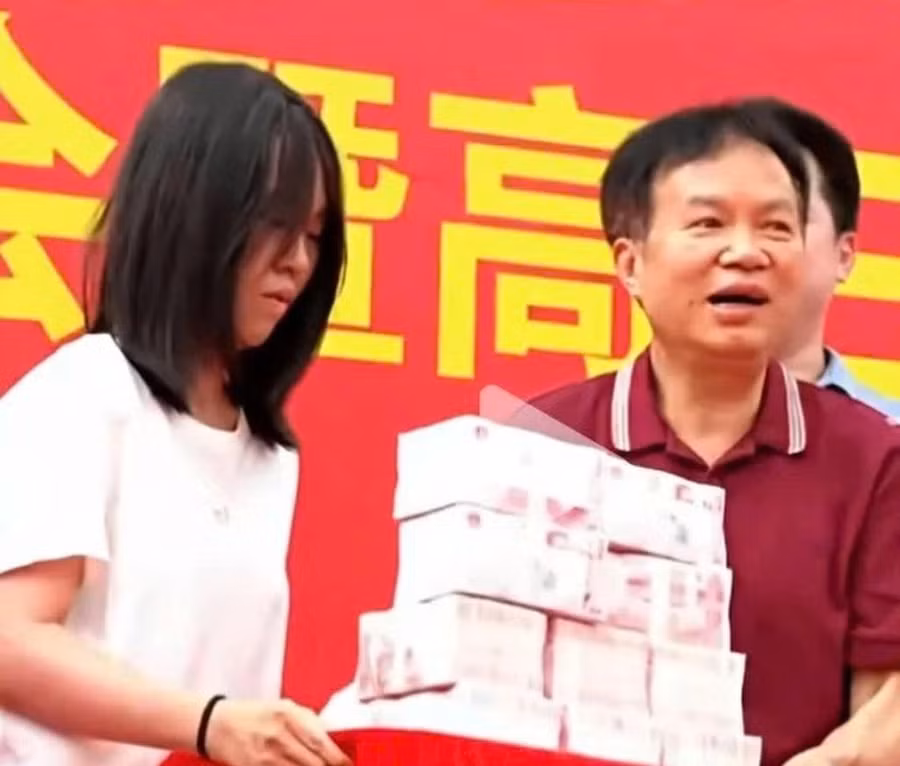 Nữ sinh được trường 'thưởng nóng' sau khi trúng tuyển Thanh Hoa.