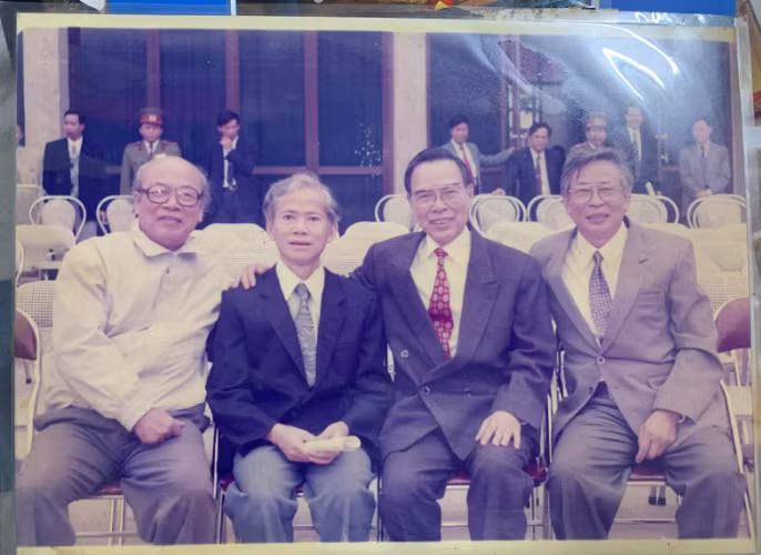 Tấm hình kỷ niệm của 3 nhà giáo, trong đó có nhà giáo Chu Xuân Thành (ngoài cùng bên phải) với cố Thủ tướng Phan Văn Khải (thứ hai từ phải qua) ở Trường Bổ túc văn hóa công nông Trung ương. Ảnh: NVCC