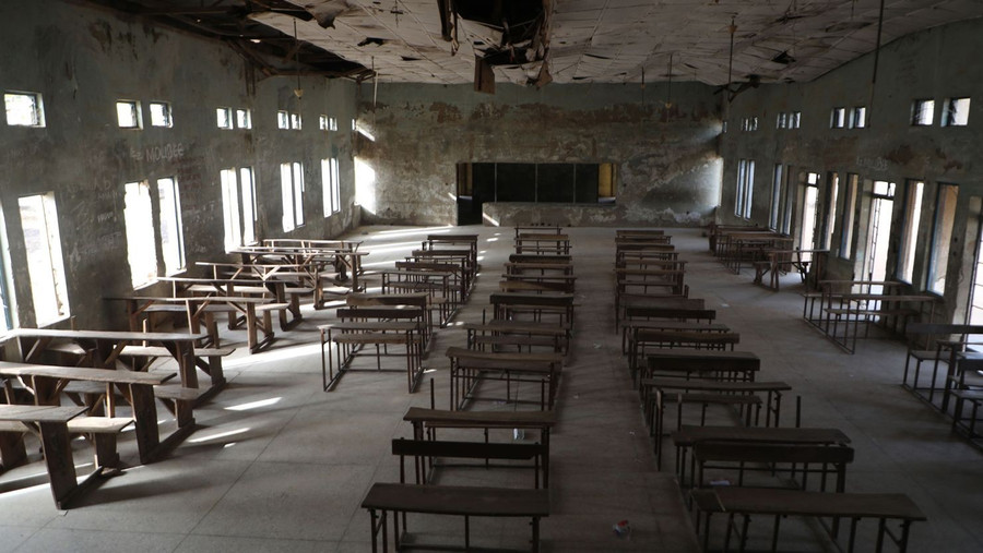 Những lớp học tại Abuja, Nigeria trống vắng học sinh và giáo viên.