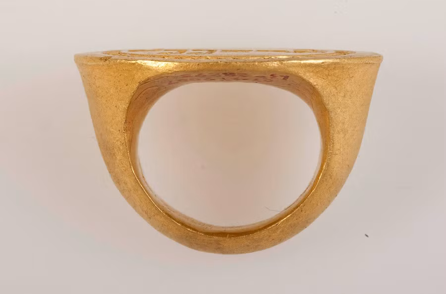 Nhẫn bằng vàng khắc chữ Phạn thuộc nền văn hóa Óc Eo. Ảnh: Bảo tàng LSQGVN