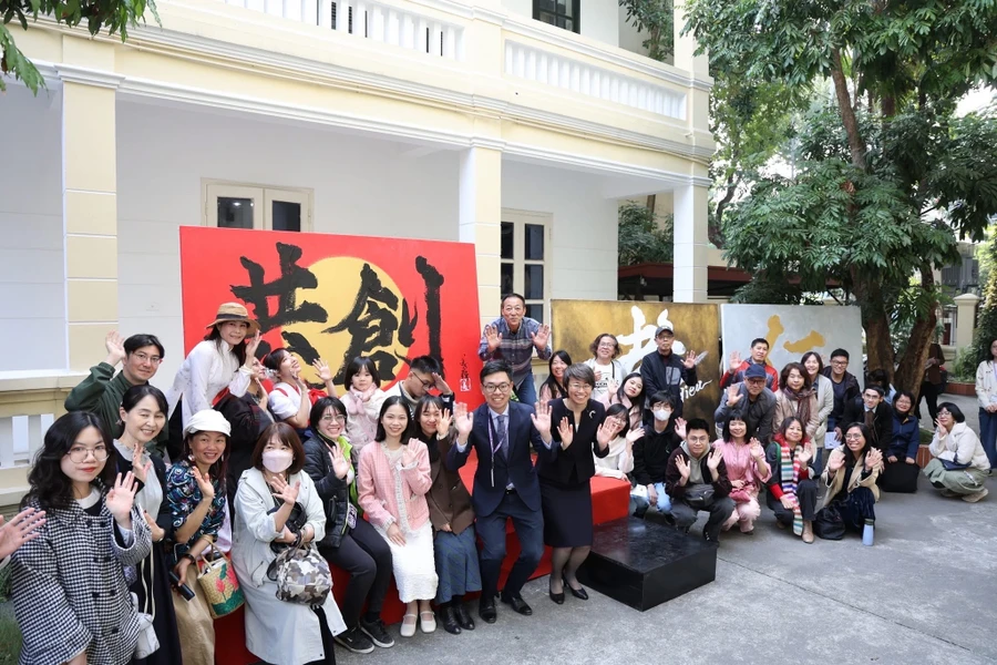 Aoyagi Bisen cùng 3 tác phẩm 'Nhân', 'Hiếu' và 'Đồng sáng tạo'. Ảnh: The Japan Foundation Center for Cultural Exchange in Vietnam.