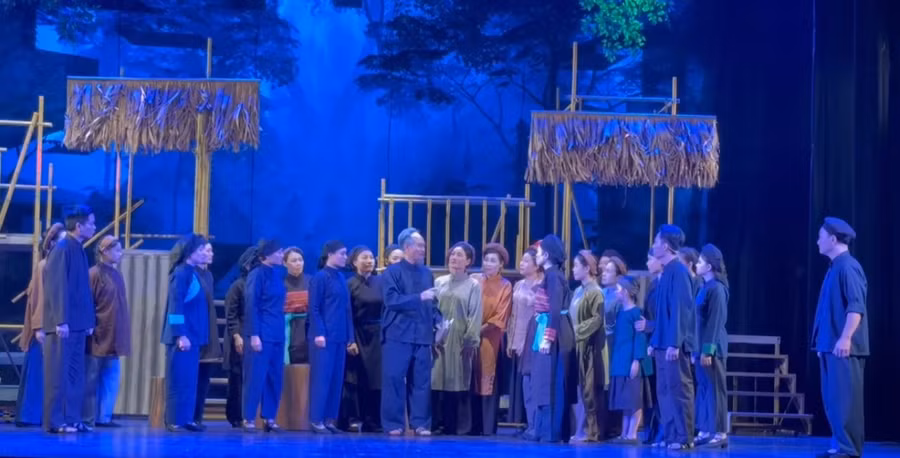 Vở cải lương 'Từ Việt Bắc về Hà Nội' khắc họa hình tượng Hồ Chí Minh toát lên những vẻ đẹp rất đỗi giản dị, ấm áp. Ảnh: HA.