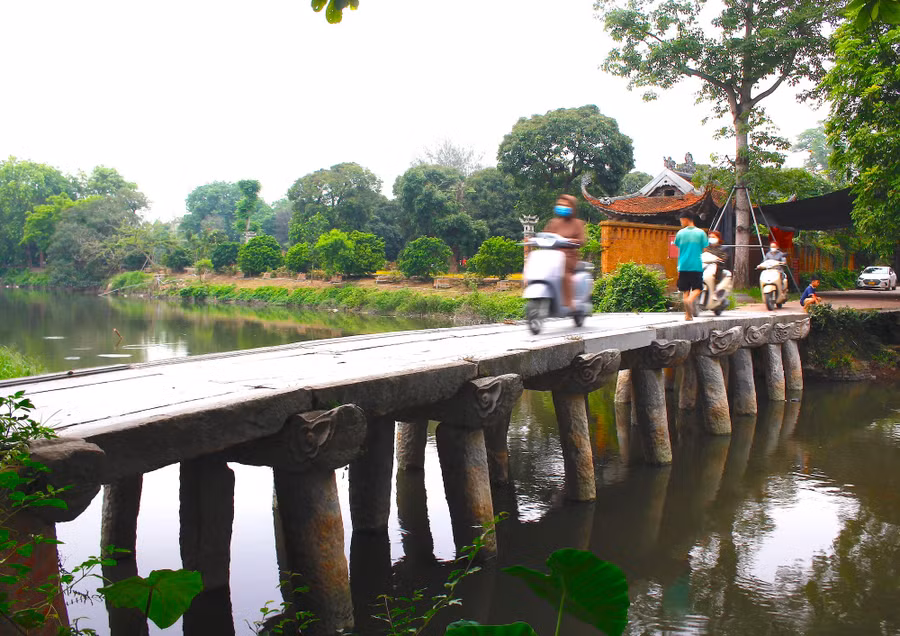 Dù trải qua hơn 200 năm, vẫn có hàng trăm lượt người cùng các phương tiện cơ giới qua cầu mỗi ngày.