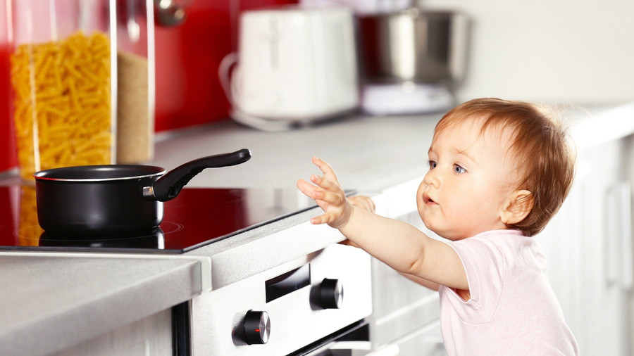 Có nhiều nguyên nhân dẫn đến bỏng ở trẻ, như tiếp xúc với nước sôi, chơi đồ điện. Ảnh minh họa: INT