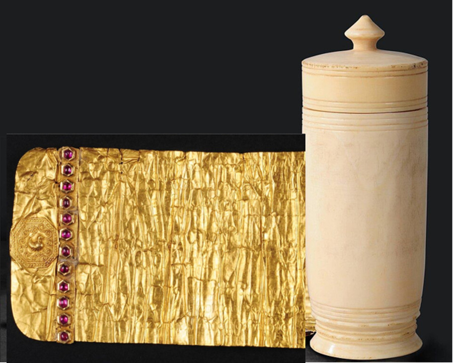Bức thư bằng vàng và ống chứa là ngà voi rỗng.