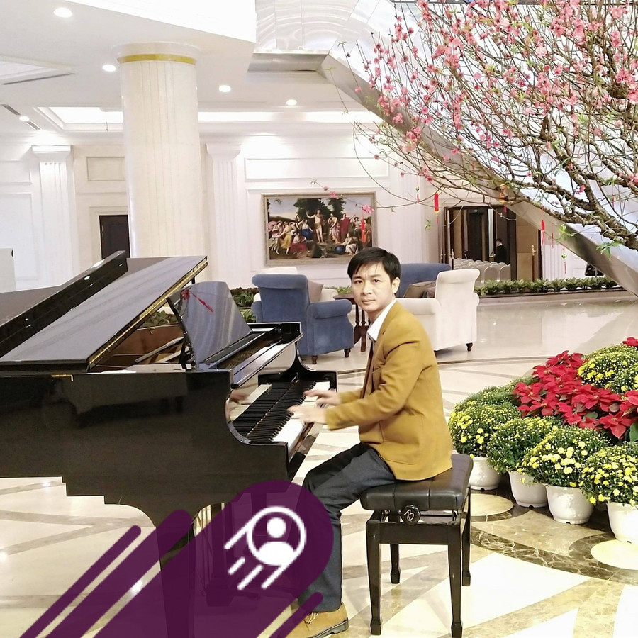 Nhạc sĩ Tiến Hùng say sưa bên phím đàn. nhac-si-nha-giao-nguyen-tien-hung-buc-giang-hoa-nhip-cung-san-khau-1.jpg