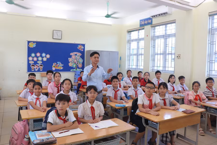 Nhạc sĩ Tiến Hùng trong tiết dạy trên lớp. Ảnh: NVCC