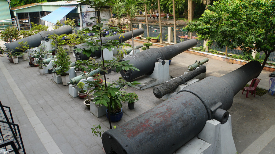 Súng thần công (thế kỷ 18 - 19) được trưng bày tại khu ngoài trời. hanh-trinh-xuyen-thoi-gian-tai-bao-tang-lich-su-tphcm-4.jpg