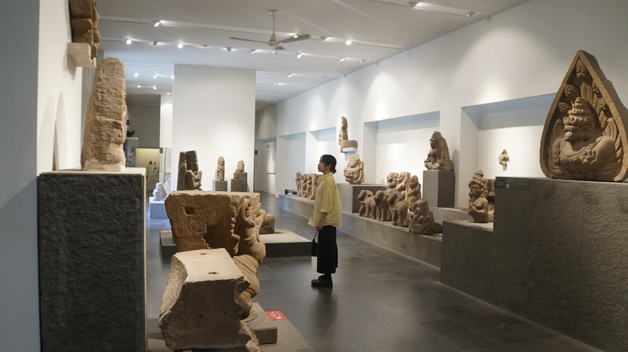 Du khách trong khu triển lãm Văn hóa Champa. hanh-trinh-xuyen-thoi-gian-tai-bao-tang-lich-su-tphcm-1.jpg
