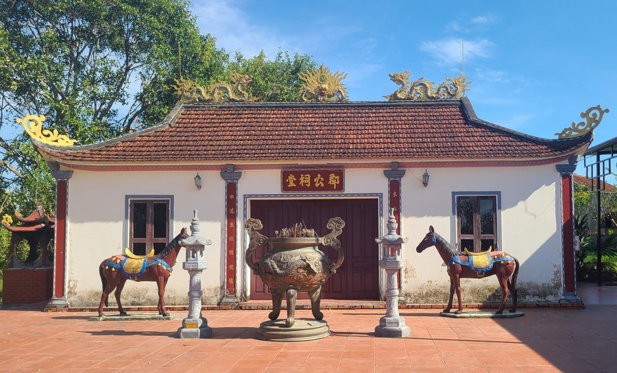 nguyen-hoanh-tu-hoang-giap-tiet-nghia-giua-thoi-binh-dao-6.jpg
