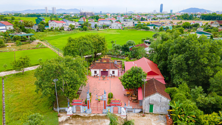Đền thờ và lăng mộ Nguyễn Hoành Từ tọa lạc trên diện tích hơn 1.500m2 tại thôn Bình Tiến (phường Hà Huy Tập). Ảnh: Hoa Hạ