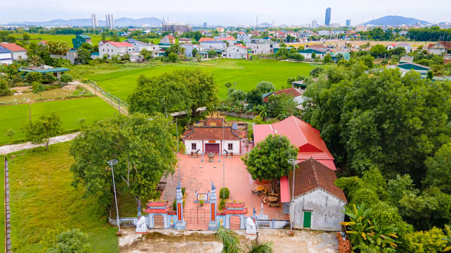 Đền thờ và lăng mộ Nguyễn Hoành Từ tọa lạc trên diện tích hơn 1.500m2 tại thôn Bình Tiến (phường Hà Huy Tập). Ảnh: Hoa Hạ