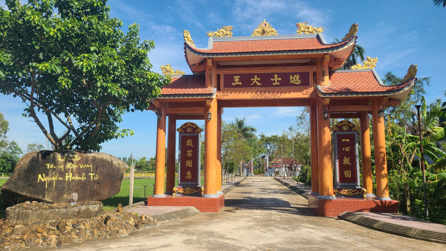 Cổng vào quần thể đền thờ và lăng mộ Nguyễn Hoành Từ. nguyen-hoanh-tu-hoang-giap-tiet-nghia-giua-thoi-binh-dao-1.jpg