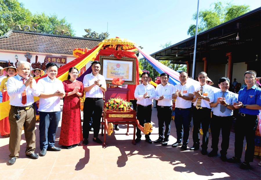 Chính quyền, người dân và hậu duệ của cụ Nguyễn Hoành Từ tổ chức lễ rước Bằng xếp hạng Di tích quốc gia. Ảnh: Hoa Hạ nguyen-hoanh-tu-hoang-giap-tiet-nghia-giua-thoi-binh-dao-8.jpg