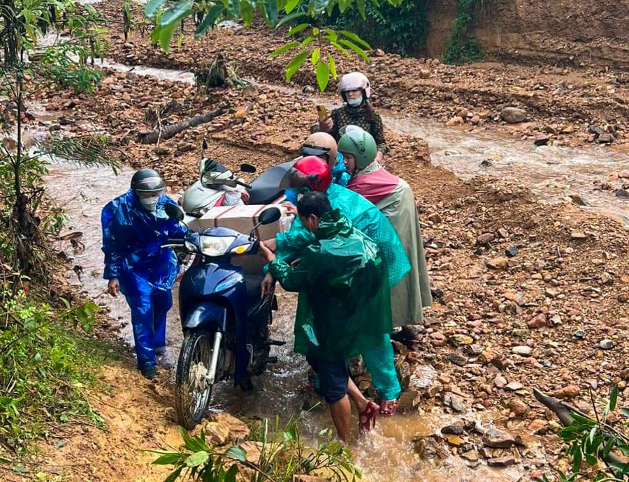Con đường đến lớp gập ghềnh, phải qua nhiều đoạn suối nguy hiểm.