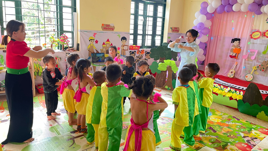 Một buổi sinh hoạt chuyên đề tại điểm trường Hồng Ngài. Ảnh: NVCC