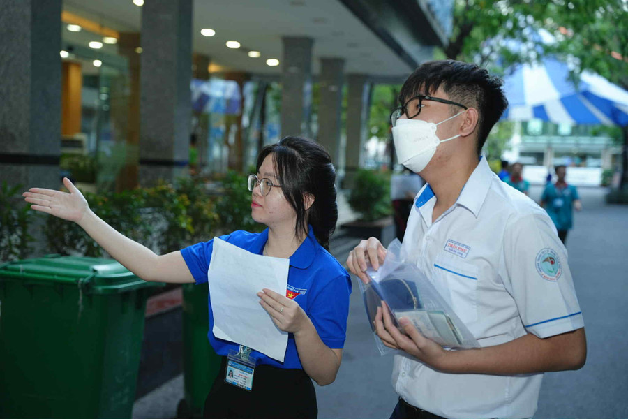 Thí sinh dự thi đánh giá năng lực được tình nguyện viên hỗ trợ tại điểm thi Trường Đại học Công Thương TPHCM. Ảnh: HUIT MEDIA toa-soan-thu-nho-trong-truong-hoc-3.jpg
