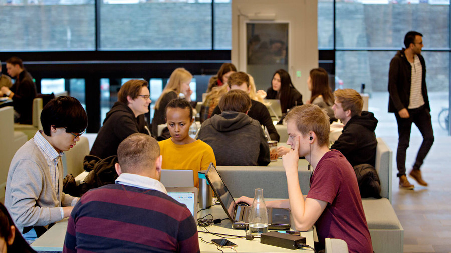 Sinh viên Đan Mạch được tài trợ học phí.