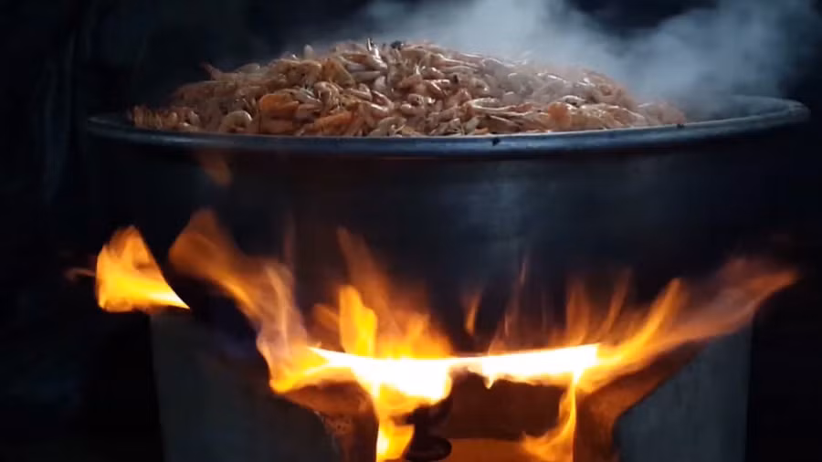 Bếp lò các cơ sở luôn đỏ lửa thời điểm giáp Tết. Ảnh: Quách Mến