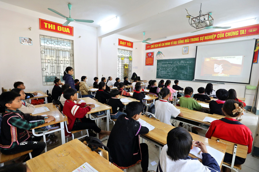 Một tiết học của học sinh THCS ở điểm trường Seo Hay. seohai3.jpg