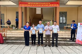 Đại diện hệ thống Phòng khám Đa khoa Tân Phúc nhận thư cảm ơn từ Ban tổ chức.