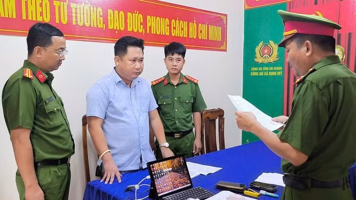 Cơ quan Cảnh sát điều tra Công an tỉnh An Giang thi hành lệnh bắt tạm giam đối với Nguyễn Phước Hậu. Ảnh: Tiến Tầm.