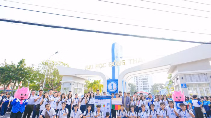 Học sinh các trường tham dự Ngày hội Giáo dục STEM với chủ đề “Sáng tạo vì cộng đồng” diễn ra sáng 19/4. 