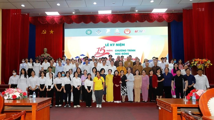 Lễ kỷ niệm 15 năm chương trình học bổng “Nâng bước đến trường” tại tỉnh Tiền Giang (nay là tỉnh Đồng Tháp).