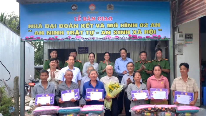 6 hộ gia đình ở xã Phú Hòa (tỉnh An Giang) được tặng nhà Đại đoàn kết.