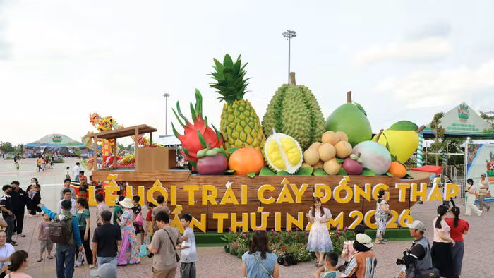 Du khách tham quan khu vực trưng bày tại Lễ hội trái cây tỉnh Đồng Tháp lần I.