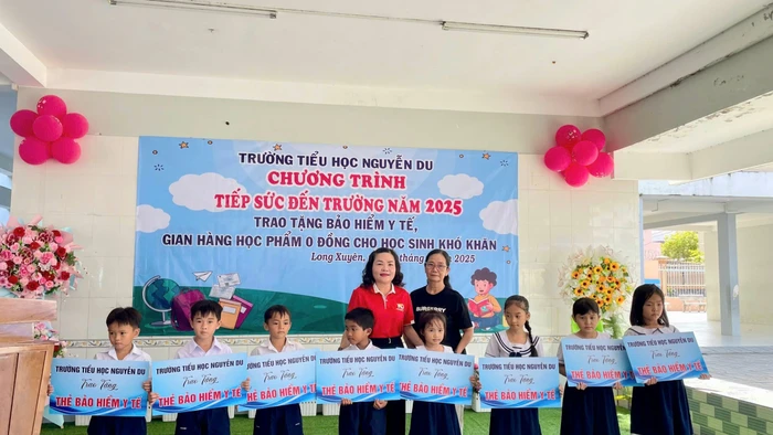 Chương trình "Tiếp sức đến trường" trao tặng quà cho học sinh khó khăn.