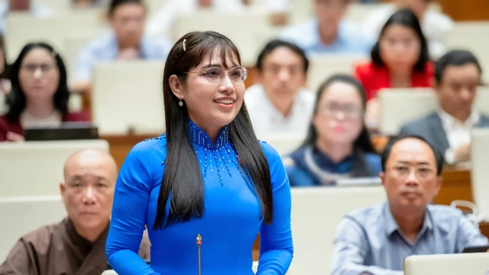 Bà Châu Quỳnh Dao, Bí thư Đảng ủy, Hiệu trưởng Trường THPT Ngô Sĩ Liên (phường Vĩnh Thông, tỉnh An Giang).