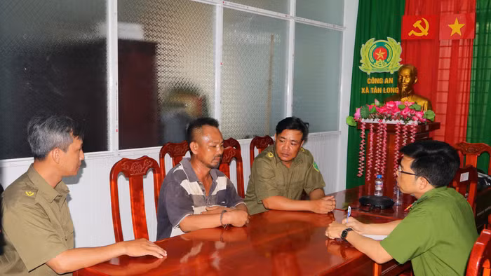 Đối tượng Thái Văn Bình tại cơ quan công an. Ảnh: Công an Đồng Tháp.