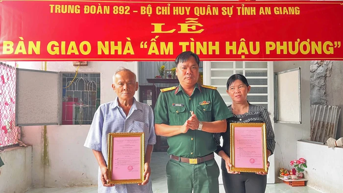 Bàn giao nhà “Ấm tình hậu phương” cho gia đình ông Nguyễn Văn Đem, ngụ xã Óc Eo, tỉnh An Giang.