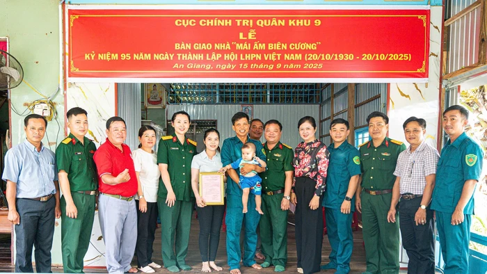 Bộ Chỉ huy Quân sự tỉnh An Giang trao nhà "Mái ấm biên cương" cho hộ khó khăn về nhà ở.