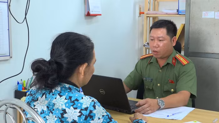 Chị V. tại cơ quan công an. Ảnh: Phước Thanh.