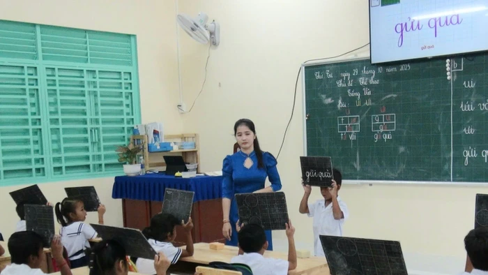 Cô giáo trẻ Nèang Lai My trong giờ lên lớp.