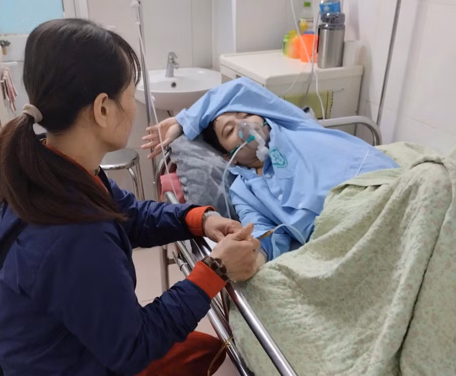 Người mẹ quay mặt khóc ròng sau lời dối con trai "bệnh tình con sẽ khỏi"