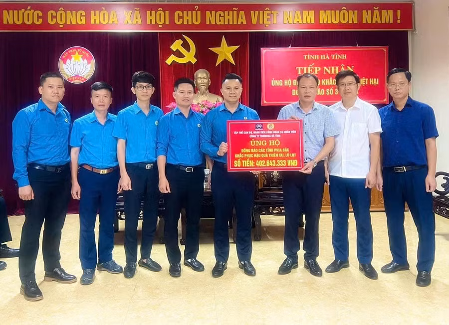 Công đoàn Formosa Hà Tĩnh trao hơn 402 triệu đồng ủng hộ người dân phía Bắc khắc phục bão lụt.