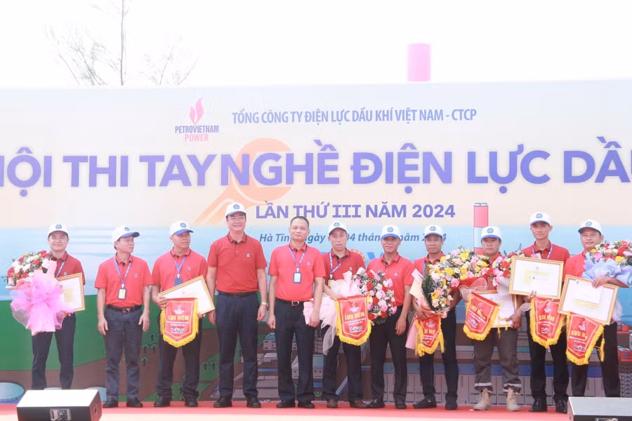 Đại diện Tập đoàn Dầu khí Việt Nam và Tổng Công ty Điện lực Dầu khí trao quà và cờ lưu niệm cho các đội tham dự Hội thi.