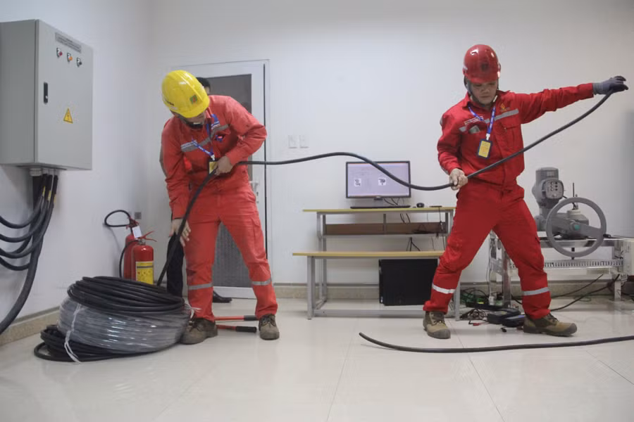 Các thí sinh thực hiện bài thi.