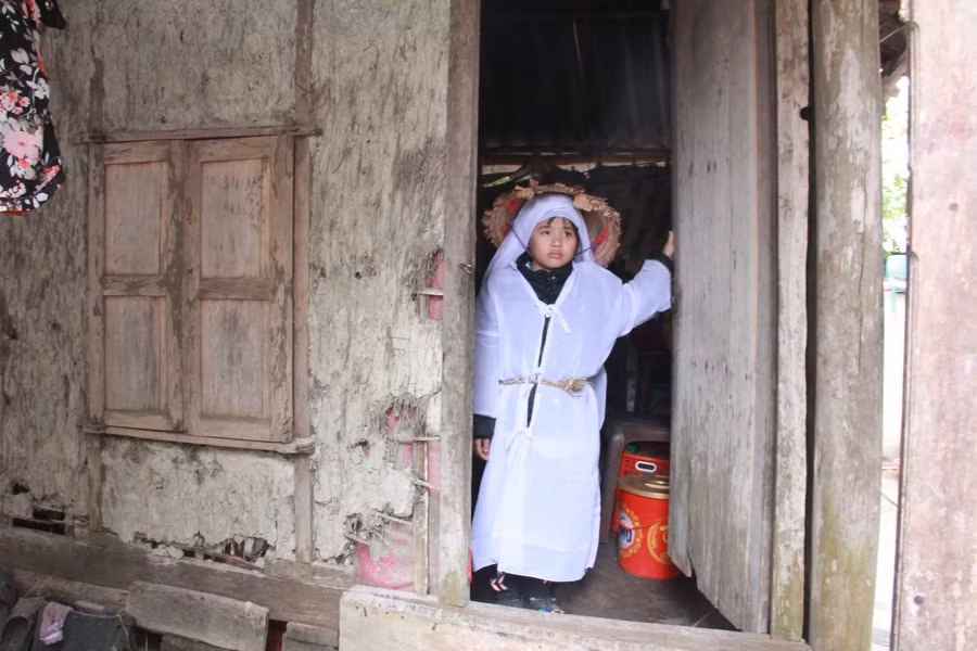 Bố mẹ và em gái lần lượt qua đời để lại cháu bé 8 tuổi chịu cảnh côi cút, tang thương.