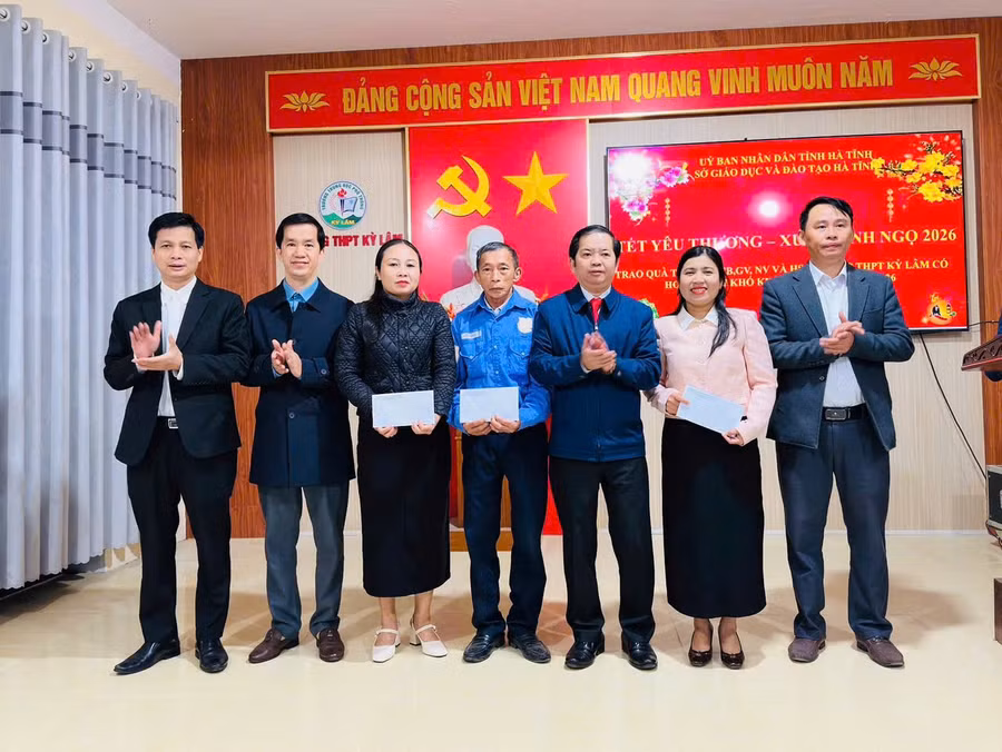Ngành Giáo dục Hà Tĩnh sẻ chia Tết cùng giáo viên, học sinh khó khăn.